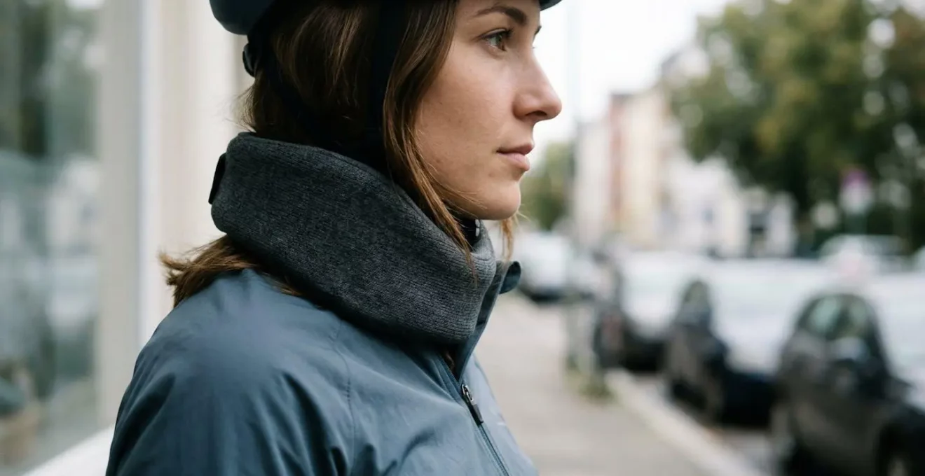 Cycliste urbain portant un airbag Hövding autour du cou en position activée