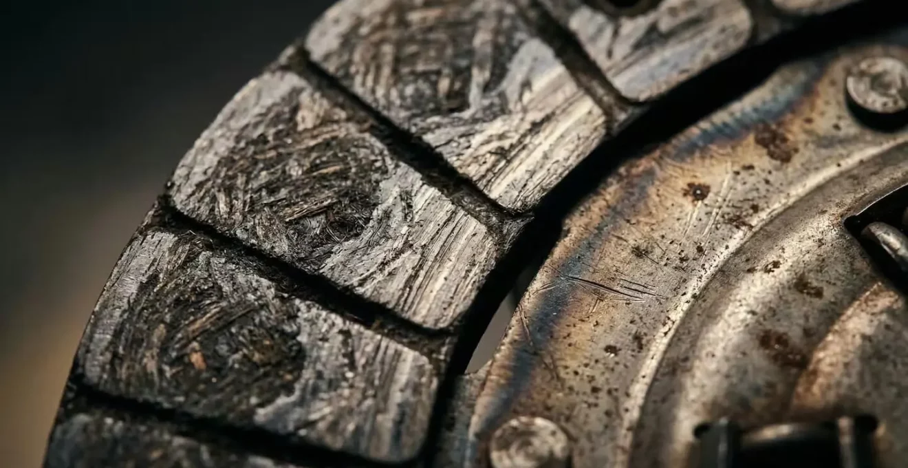 Vue macro détaillée d'un disque d'embrayage montrant les zones d'usure