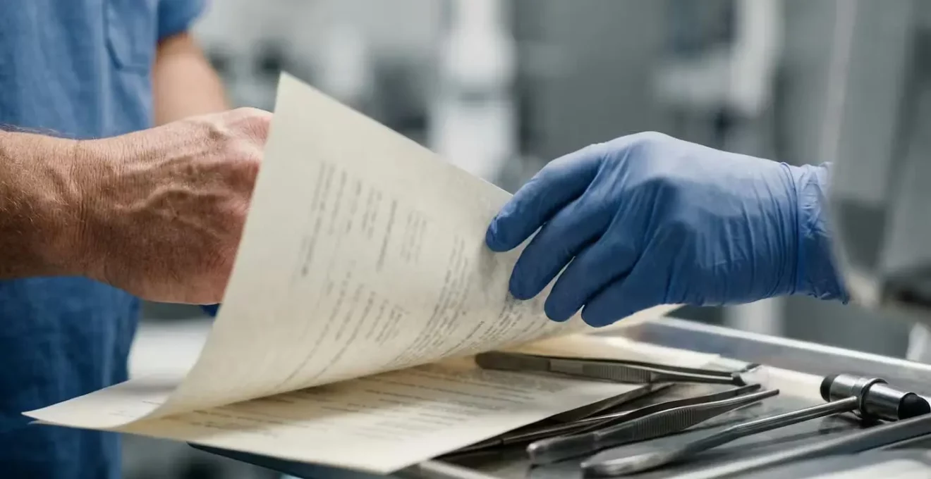 Examen médical d'une victime d'accident avec médecin expert et documents médicaux