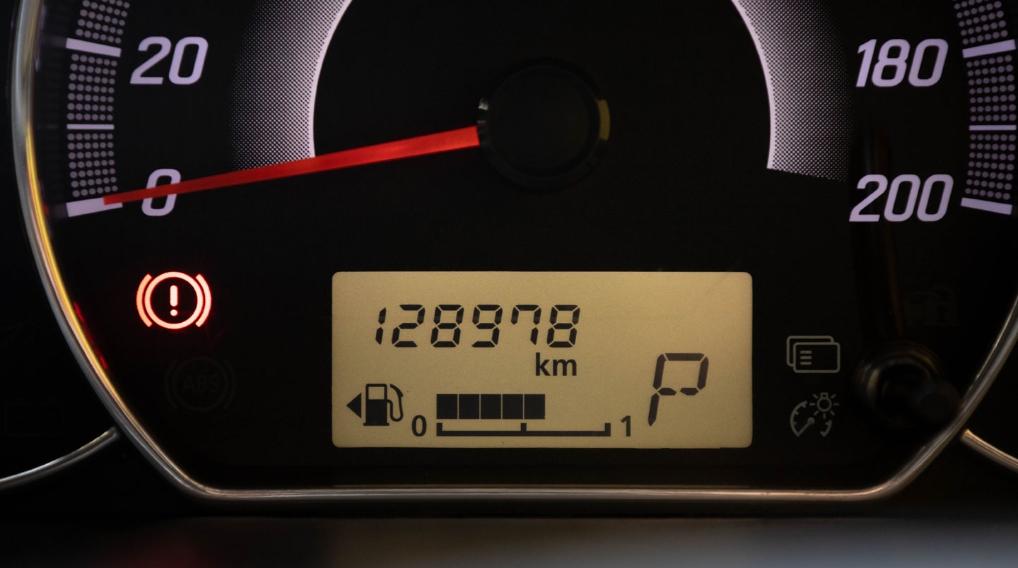 Gros plan sur un compteur kilométrique numérique moderne affichant le kilométrage d'un véhicule