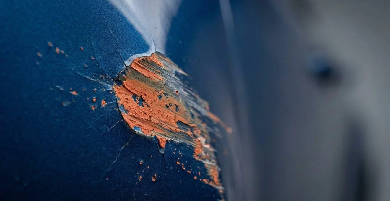 Détail macro de traces de peinture étrangère sur carrosserie automobile endommagée
